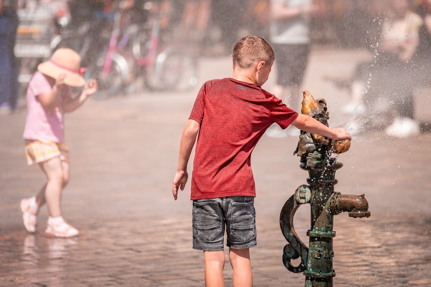 Upał we Wrocławiu. W niedzielę 6 lipca temperatura przekroczyła 30 stopni Celsjusza. Turyści i wrocławianie szukają ochłody