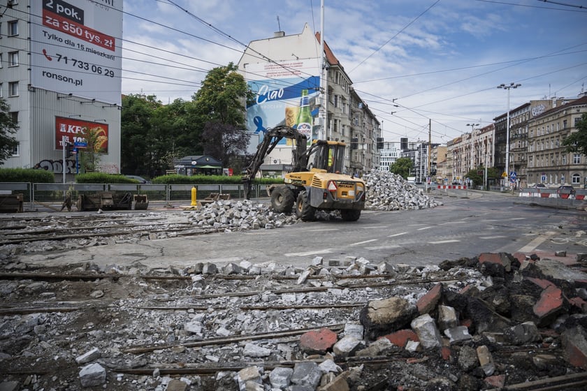 Wymiana rozjazdów tramwajowych na skrzyżowaniu Dubois z Pomorską (Nadodrze), 7 lipca 2025