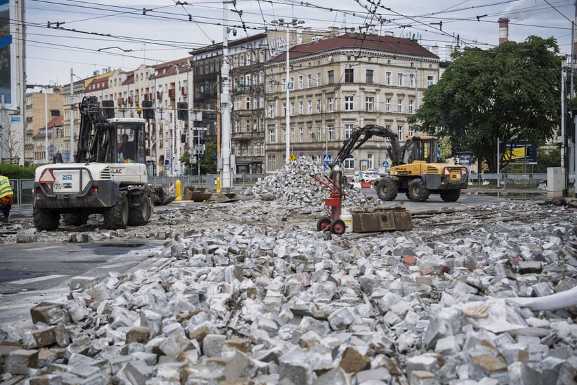 Wymiana rozjazdów tramwajowych na skrzyżowaniu Dubois z Pomorską (Nadodrze), 7 lipca 2025
