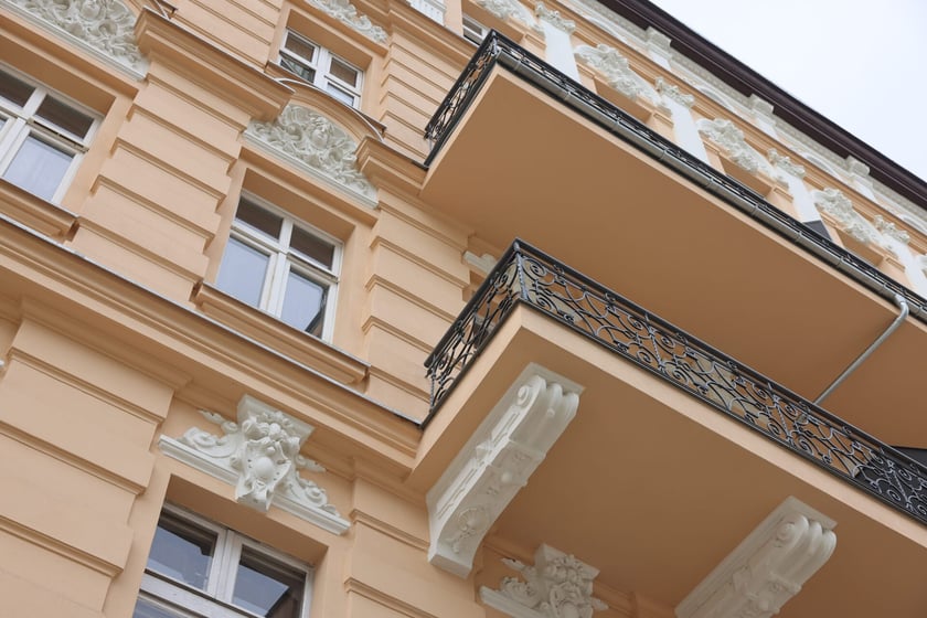 Kamienica Jedności Narodowej 172 po remoncie, lipiec 2025
