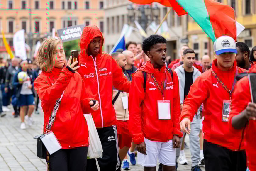 Ruszył XV Wrocław Cup! Kolorowa parada otworzyła Międzynarodowy Turniej w Piłce Ulicznej
