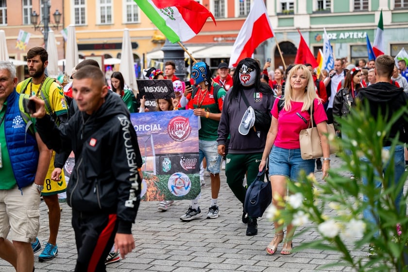 Ruszył XV Wrocław Cup! Kolorowa parada otworzyła Międzynarodowy Turniej w Piłce Ulicznej