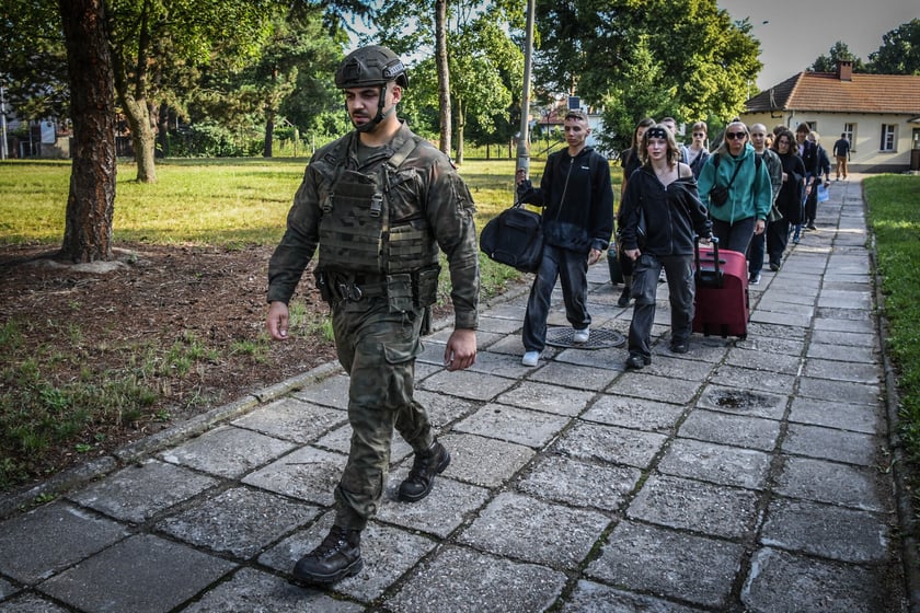 Przybyli na wakacje z wojskiem. Następnego dnia będą maszerować w mundurach i z karabinami