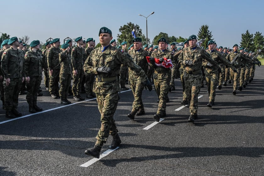 Wakacje z wojskiem i uroczystość wręczenia broni w 10  Wrocławskiej Brygadzie Łączności