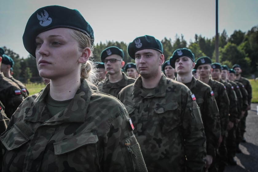 Wakacje z wojskiem i uroczystość wręczenia broni w 10  Wrocławskiej Brygadzie Łączności