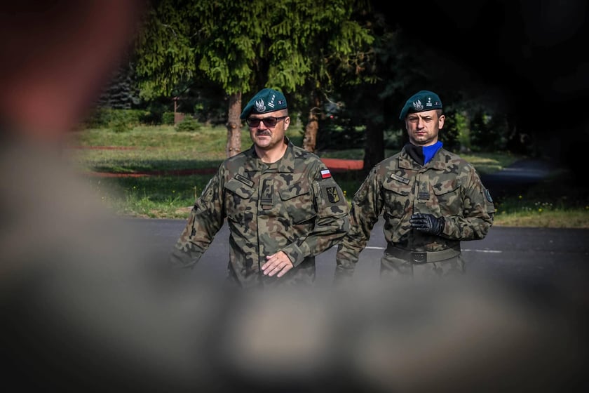 Wakacje z wojskiem i uroczystość wręczenia broni w 10  Wrocławskiej Brygadzie Łączności