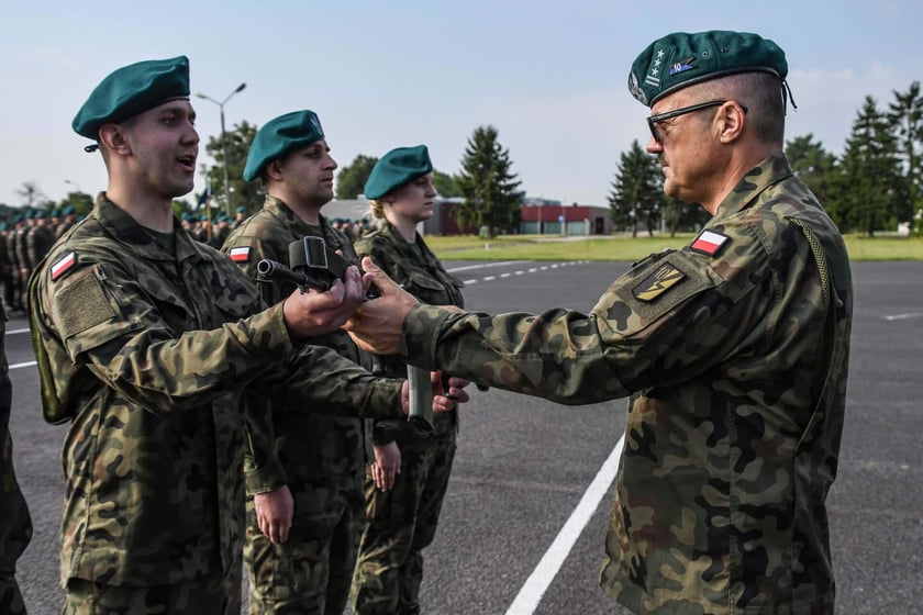 Wakacje z wojskiem i uroczystość wręczenia broni w 10  Wrocławskiej Brygadzie Łączności