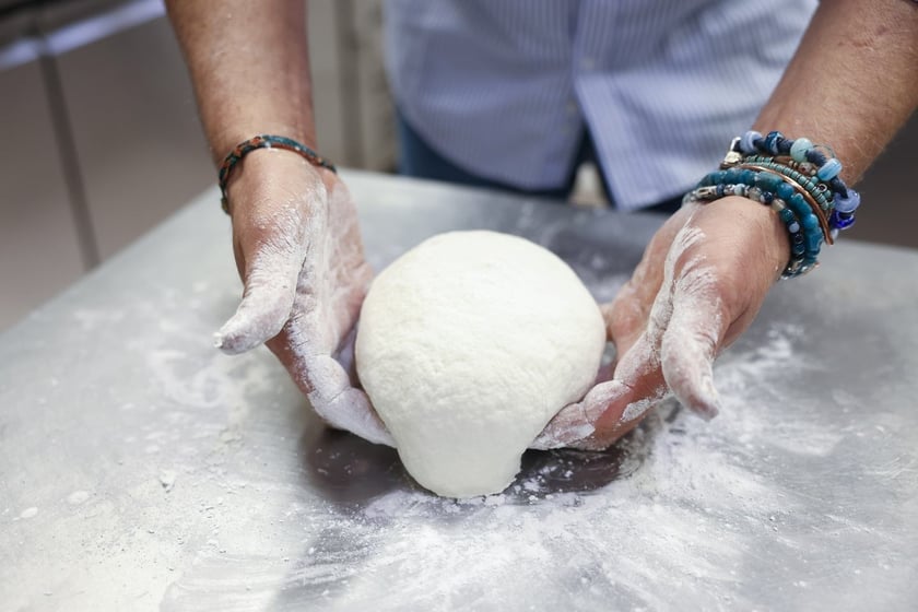 Amedeo Menale z restauracji Vivere Italiano jest świetnym szefem kuchni, tu przygotowuje pizzę bezglutenową