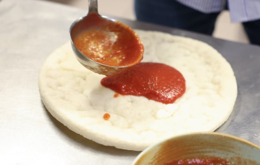 Pizza bezglutenowa w trakcie przygotowywania