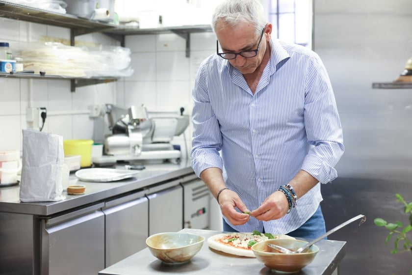 Amedeo Menale z restauracji Vivere Italiano jest świetnym szefem kuchni, tu przygotowuje pizzę bezglutenową