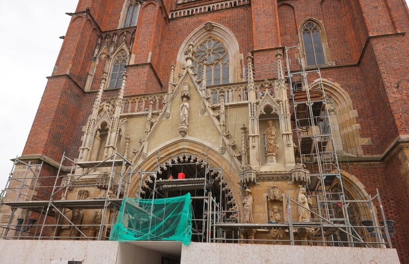 Portyk nad wejściem głównym do katedry wrocławskiej na Ostrowie Tumskim