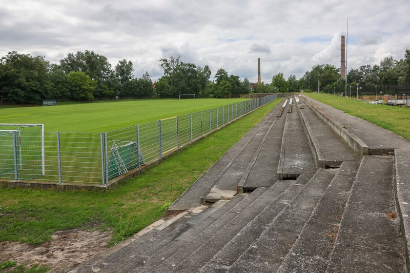 Częściowo wyburzony budynek klubowy oraz stadion użytkowany przez ZKS Polar Wrocław