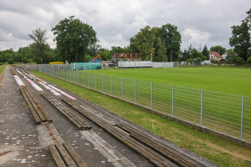 Częściowo wyburzony budynek klubowy oraz stadion użytkowany przez ZKS Polar Wrocław