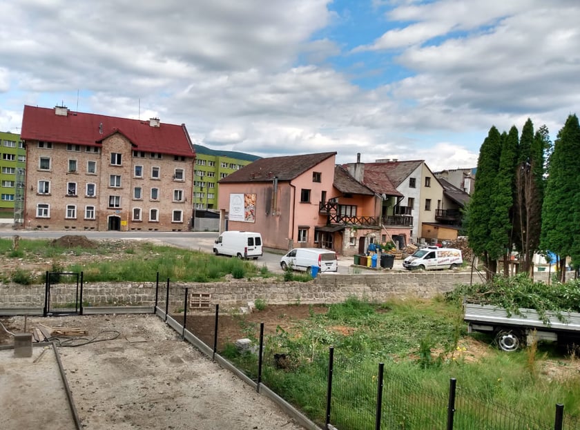 Stronie Śląskie, budynki na brzegu Morawki