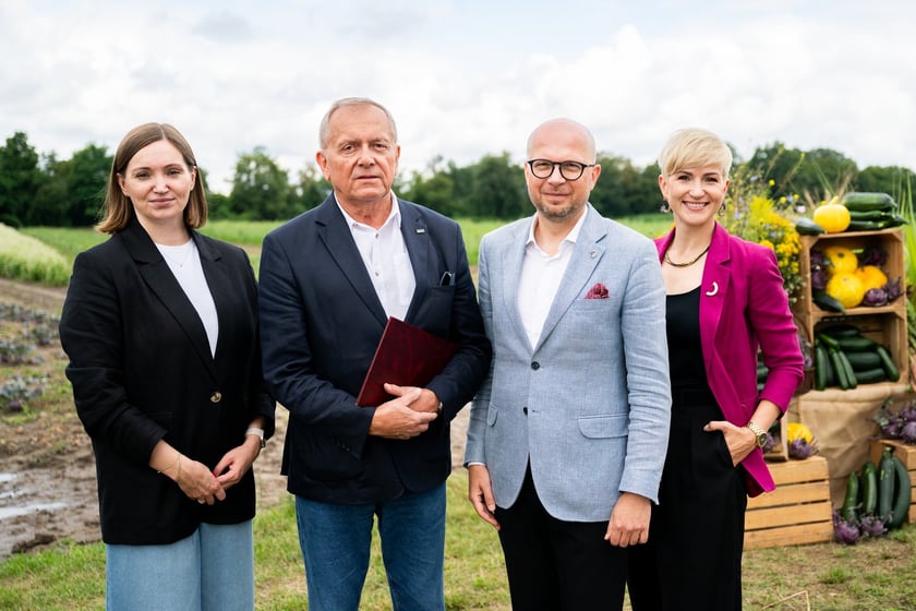 Spotkanie na Farmie Miejskiej, 18 lipca 2025. Od lewej: Ewa Żmuda, wicedyrektor Wrocławskiego Centrum Integracji. Powstaje strefa edukacyjna Miejskiej Farmy, prof. dr hab. inż. Andrzej Zachwieja, prorektor ds. nauki, Uniwersytet Przyrodniczy, Jakub Mazur, wiceprezydent Wrocławia i Katarzyna Szymczak-Pomianowska, dyrektor Departamentu Strategii i Zrównoważonego Rozwoju Urzędu Miejskiego Wrocławia