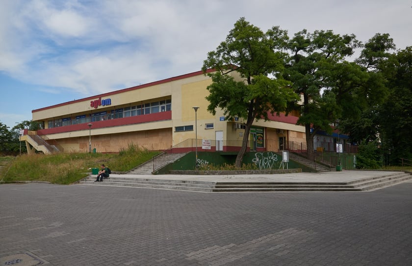 Pawilon handlowy "Biały dom" - tu już nie do końca biały...