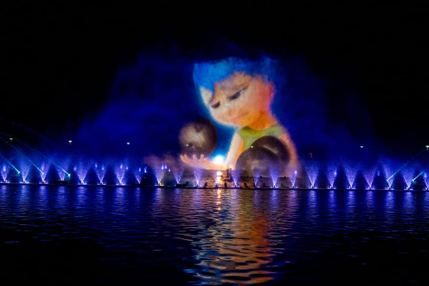 Pr&oacute;ba generalna pokazu specjalnego fontanny multimedialnej "Pixar: Lato Przyjaźni"