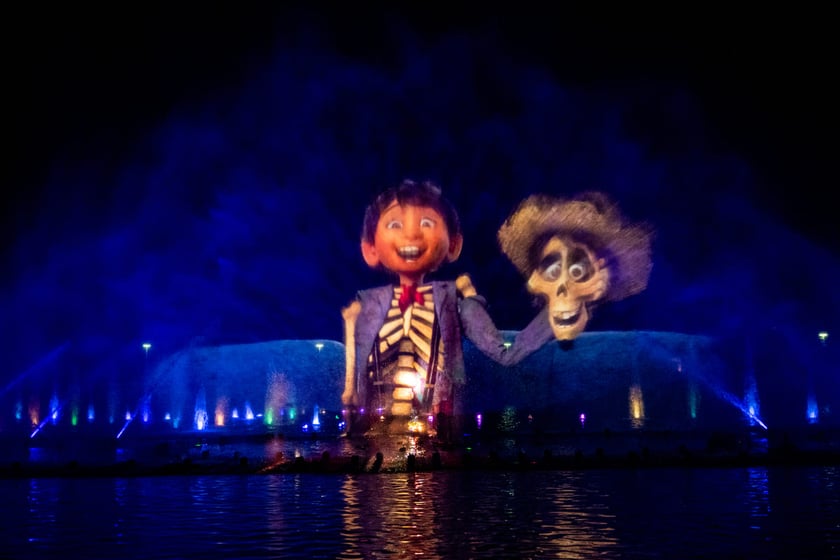 Pr&oacute;ba generalna pokazu specjalnego fontanny multimedialnej "Pixar: Lato Przyjaźni"