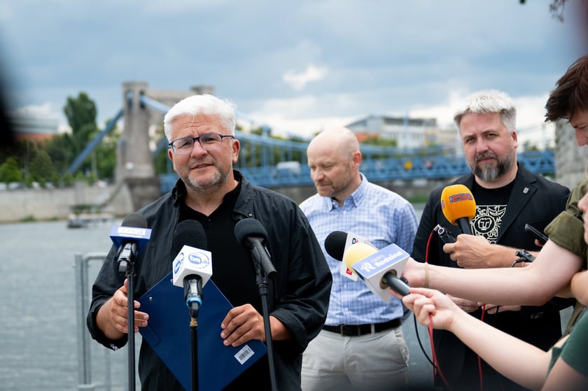 Tomasz Sikora | Wodowanie urządzenia (bojki) analitycznego przy moście Grunwaldzkim oraz bojka na Odrze, 23 lipca 2025 roku