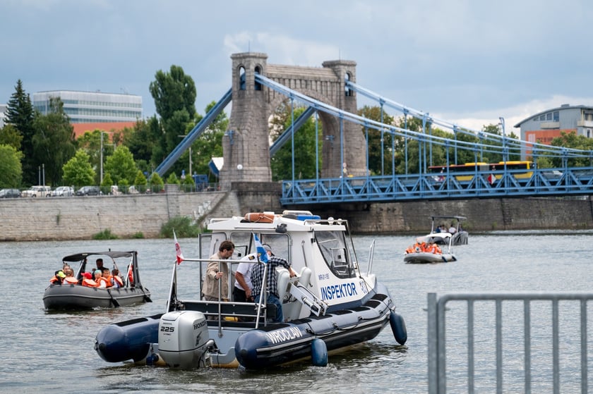 Wodowanie urządzenia (bojki) analitycznego przy moście Grunwaldzkim oraz bojka na Odrze, 23 lipca 2025 roku