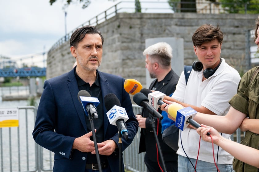 Robert Bednarski | Wodowanie urządzenia (bojki) analitycznego przy moście Grunwaldzkim oraz bojka na Odrze, 23 lipca 2025 roku