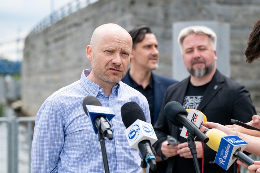 Jacek M&oacute;l | Wodowanie urządzenia (bojki) analitycznego przy moście Grunwaldzkim oraz bojka na Odrze, 23 lipca 2025 roku