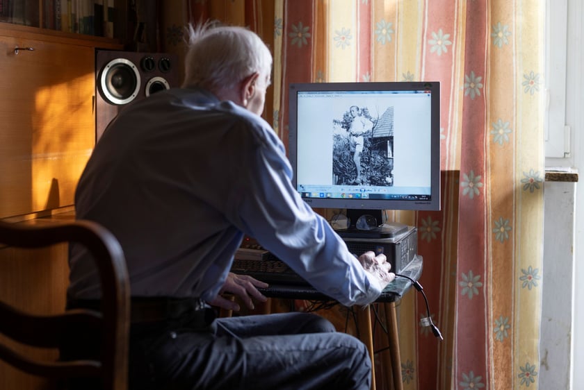 Pan Włodzimierz pokazuje zdjęcia ze swojego archiwum.