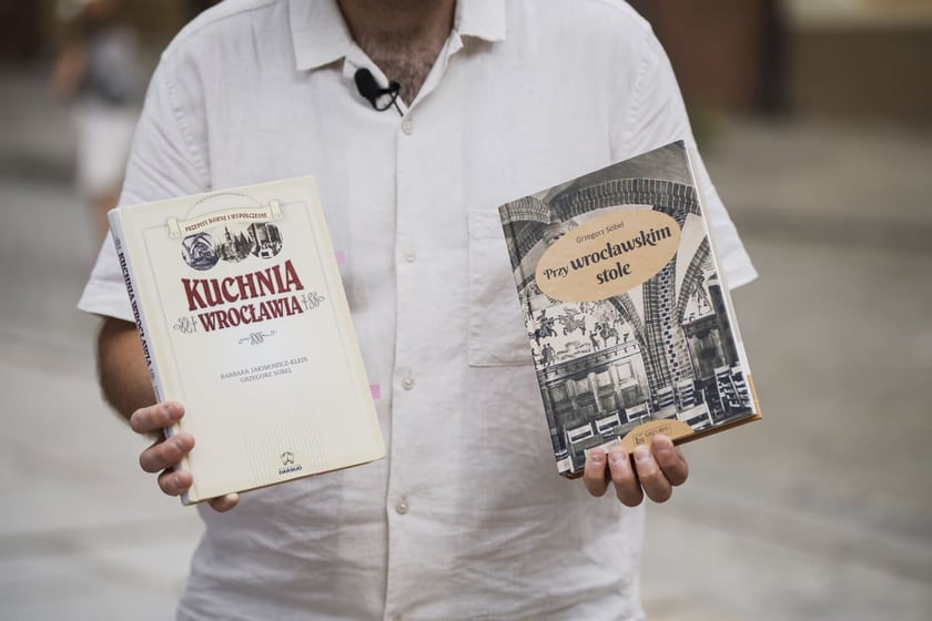 Książki "Kuchnia Wrocławia" i "Przy wrocławskim stole" Grzegorza Sobela, to prawdziwa kopalnia wiedzy na tematy dawnych wrocławskich potraw i przepis&oacute;w.