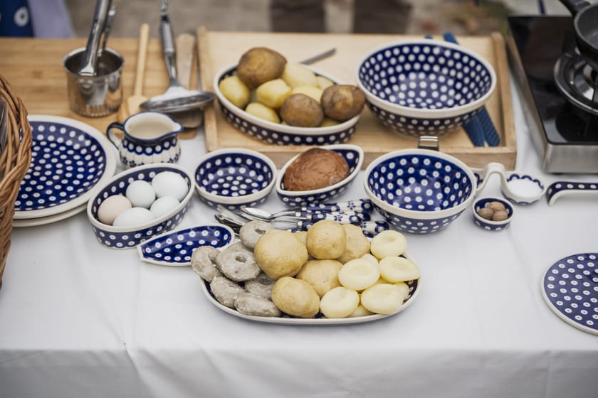 Kamila Kokot i Tomasz Sielicki pokazują, jak ugotować kluski wrocławskie. Zdjęcie wykonano 23 lipca 2025 na Ostrowie Tumskim, w trakcie kręcenia filmu.