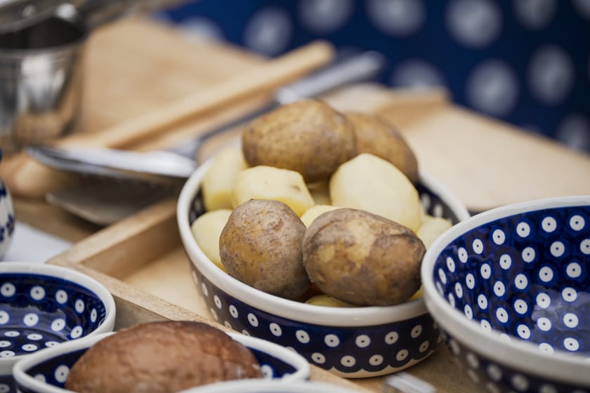 Ziemniaki na kluski wrocławskie gotujemy w mundurkach.