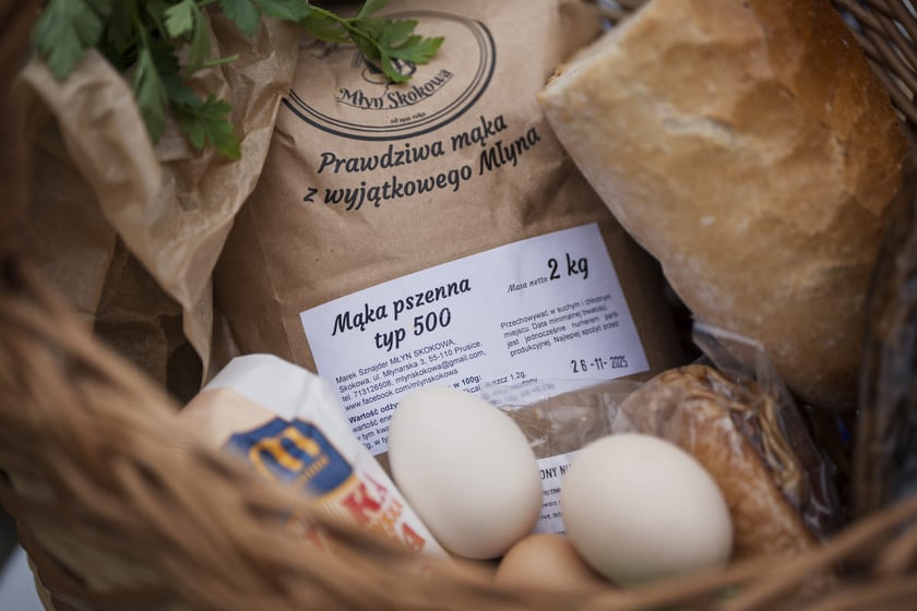 Kamila Kokot i Tomasz Sielicki pokazują, jak ugotować kluski wrocławskie. Zdjęcie wykonano 23 lipca 2025 na Ostrowie Tumskim, w trakcie kręcenia filmu.