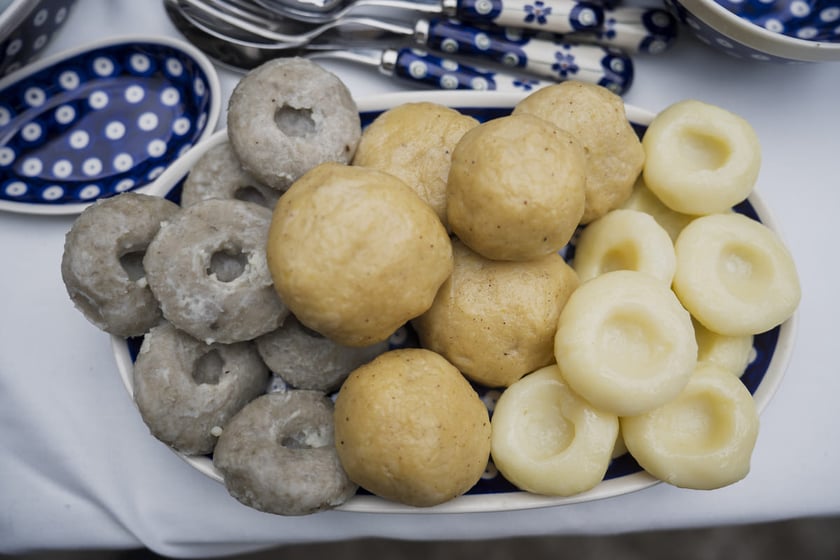 Kamila Kokot i Tomasz Sielicki pokazują, jak ugotować kluski wrocławskie. Zdjęcie wykonano 23 lipca 2025 na Ostrowie Tumskim, w trakcie kręcenia filmu.