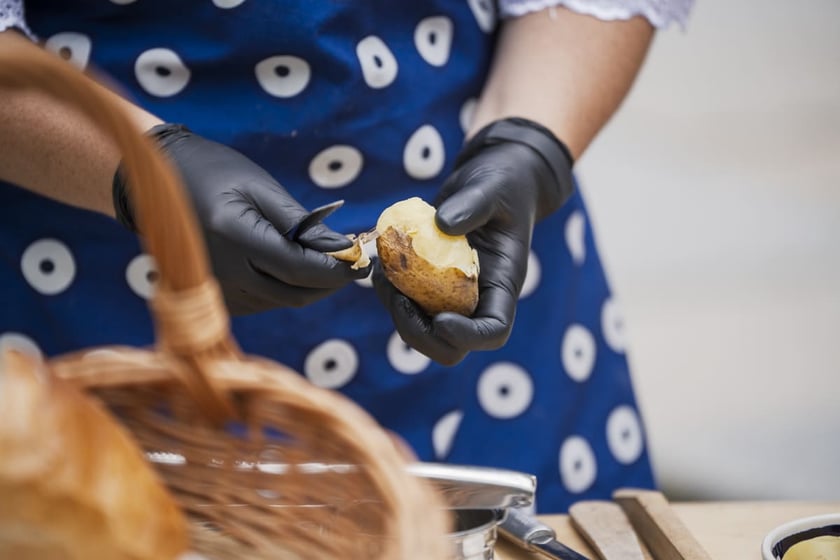 Kamila Kokot i Tomasz Sielicki pokazują, jak ugotować kluski wrocławskie. Zdjęcie wykonano 23 lipca 2025 na Ostrowie Tumskim, w trakcie kręcenia filmu.
