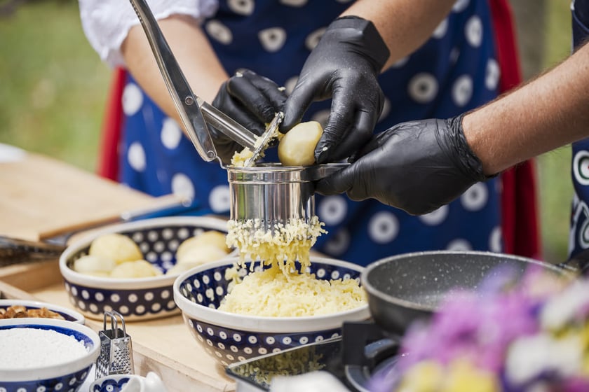 Kamila Kokot i Tomasz Sielicki pokazują, jak ugotować kluski wrocławskie. Zdjęcie wykonano 23 lipca 2025 na Ostrowie Tumskim, w trakcie kręcenia filmu.
