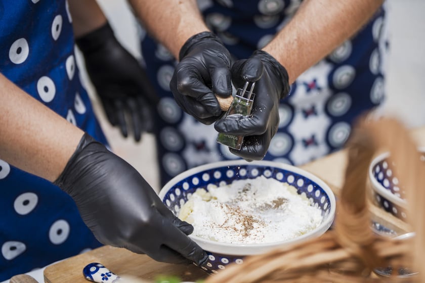 Kamila Kokot i Tomasz Sielicki pokazują, jak ugotować kluski wrocławskie. Zdjęcie wykonano 23 lipca 2025 na Ostrowie Tumskim, w trakcie kręcenia filmu.