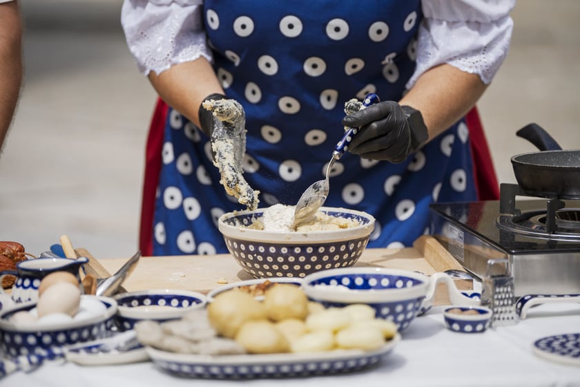 Kamila Kokot i Tomasz Sielicki pokazują, jak ugotować kluski wrocławskie. Zdjęcie wykonano 23 lipca 2025 na Ostrowie Tumskim, w trakcie kręcenia filmu.