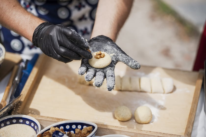 W każdej klusce umieszczamy od 3 do 5 grzanek.