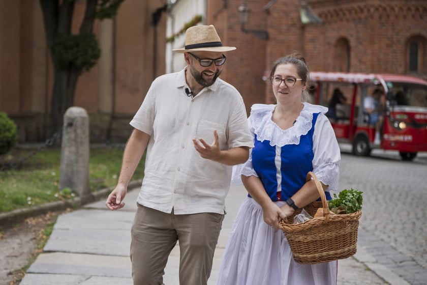 Kamila Kokot i Tomasz Sielicki pokazują, jak ugotować kluski wrocławskie. Zdjęcie wykonano 23 lipca 2025 na Ostrowie Tumskim, w trakcie kręcenia filmu.