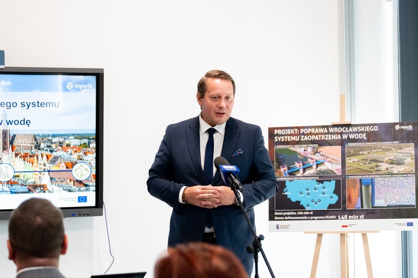 Konferencja prasowa wok&oacute;ł projektu &bdquo;Poprawa wrocławskiego systemu zaopatrzenia w wodę&rdquo;, kt&oacute;ry dofinansowano z unijnego programu FEniKS &ndash; wiceprezydent Wrocławia Michał Młyńczak