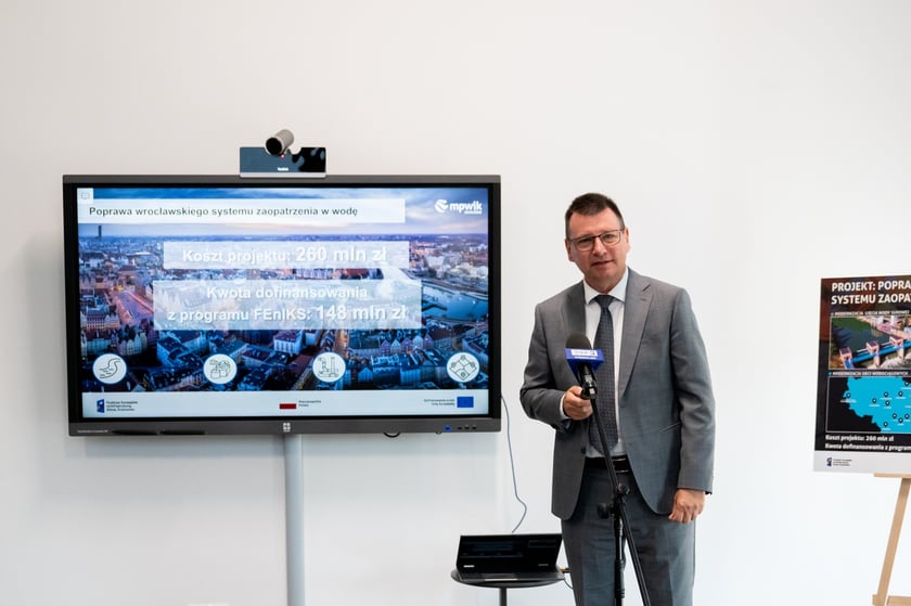 Konferencja prasowa wok&oacute;ł projektu &bdquo;Poprawa wrocławskiego systemu zaopatrzenia w wodę&rdquo;, kt&oacute;ry dofinansowano z unijnego programu FEniKS &ndash; prezes MPWiK Witold Ziomek