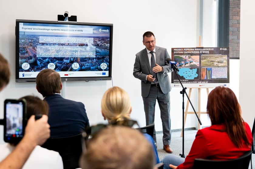 Konferencja prasowa wok&oacute;ł projektu &bdquo;Poprawa wrocławskiego systemu zaopatrzenia w wodę&rdquo;, kt&oacute;ry dofinansowano z unijnego programu FEniKS &ndash; prezes MPWiK Witold Ziomek