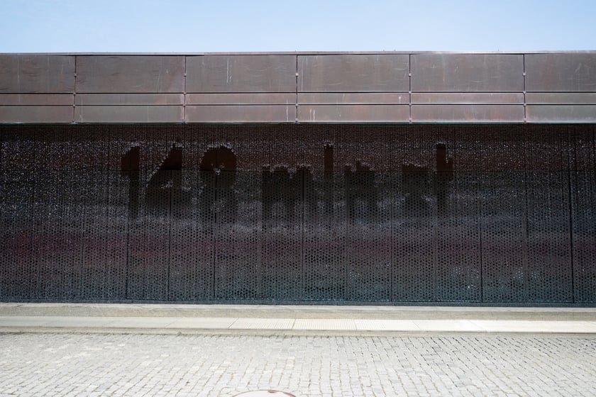 Specjalny znak na kurtynie wodnej w Hydropolis z okazji dofinansowania projektu &bdquo;Poprawa wrocławskiego systemu zaopatrzenia w wodę&rdquo;