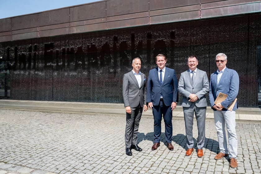 Konferencja prasowa wok&oacute;ł projektu &bdquo;Poprawa wrocławskiego systemu zaopatrzenia w wodę&rdquo;, kt&oacute;ry dofinansowano z unijnego programu FEniKS &ndash; od lewej Przemysław Gałecki, wiceprezes MPWiK, wiceprezydent Wrocławia Michał Młyńczak, prezes MPWiK Witold Ziomek, dyrektor operacyjny Wojciech Stanek