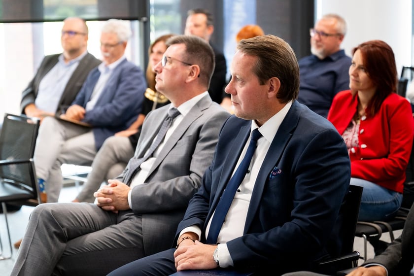 Konferencja prasowa wok&oacute;ł projektu &bdquo;Poprawa wrocławskiego systemu zaopatrzenia w wodę&rdquo;, kt&oacute;ry dofinansowano z unijnego programu FEniKS &ndash; z prawej wiceprezydent Wrocławia Michał Młyńczak i prezes MPWiK Witold Ziomek