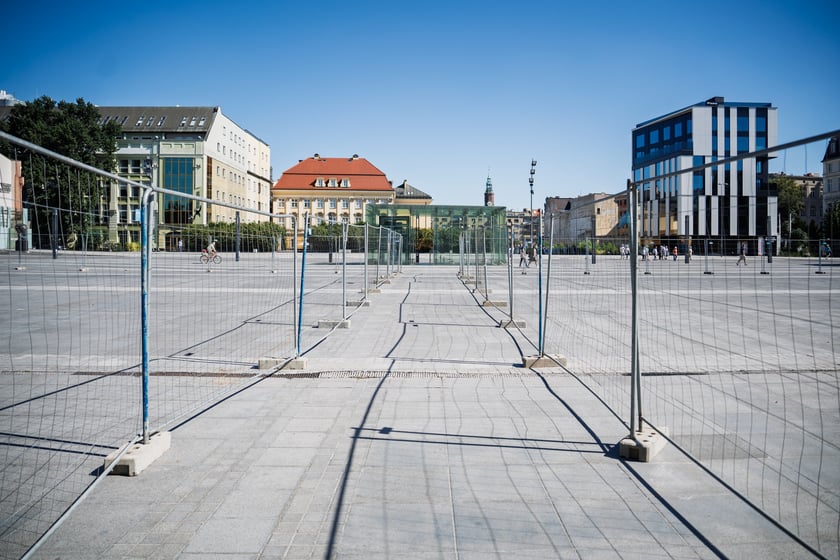 Ogrodzenie na placu Wolności - rusza remont nawierzchni