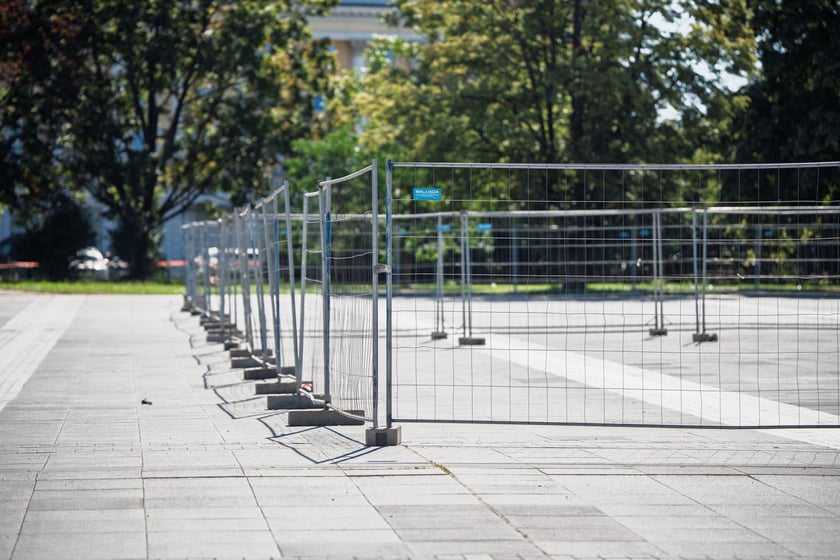 Ogrodzenie na placu Wolności - rusza remont nawierzchni