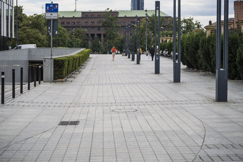Ulica Zamkowa przed nowymi nasadzeniami - sierpień 2025 r.