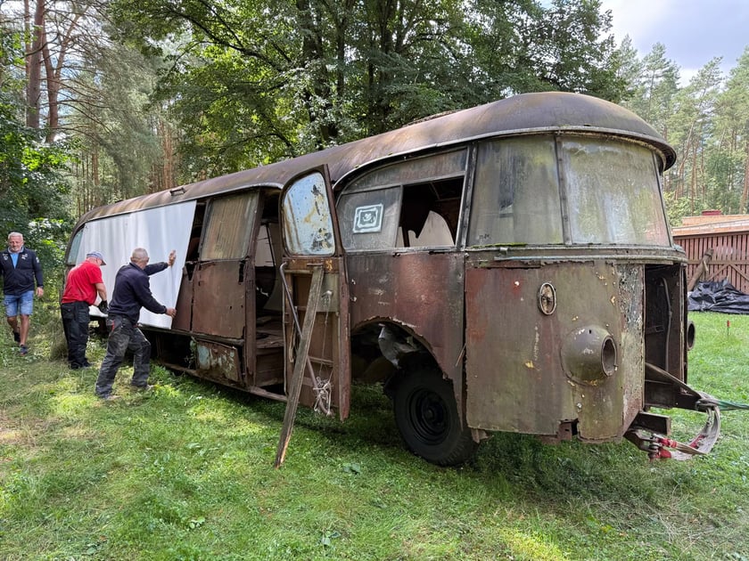 Wrak legendarnego autobusu Bałtyk, który trafił do Muzeum Motoryzacji WENA w Oławie