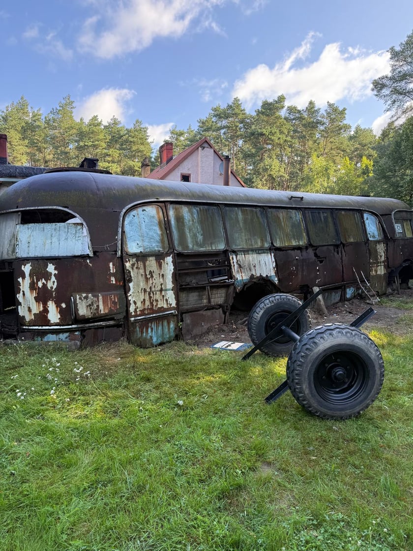 Wrak legendarnego autobusu Bałtyk, który trafił do Muzeum Motoryzacji WENA w Oławie