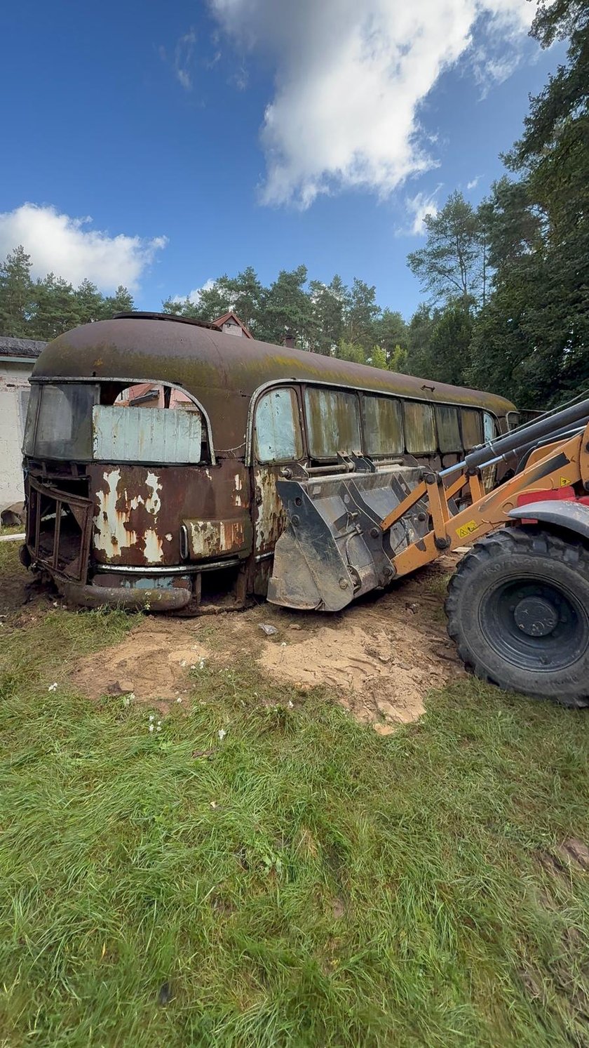 Wrak legendarnego autobusu Bałtyk, który trafił do Muzeum Motoryzacji WENA w Oławie